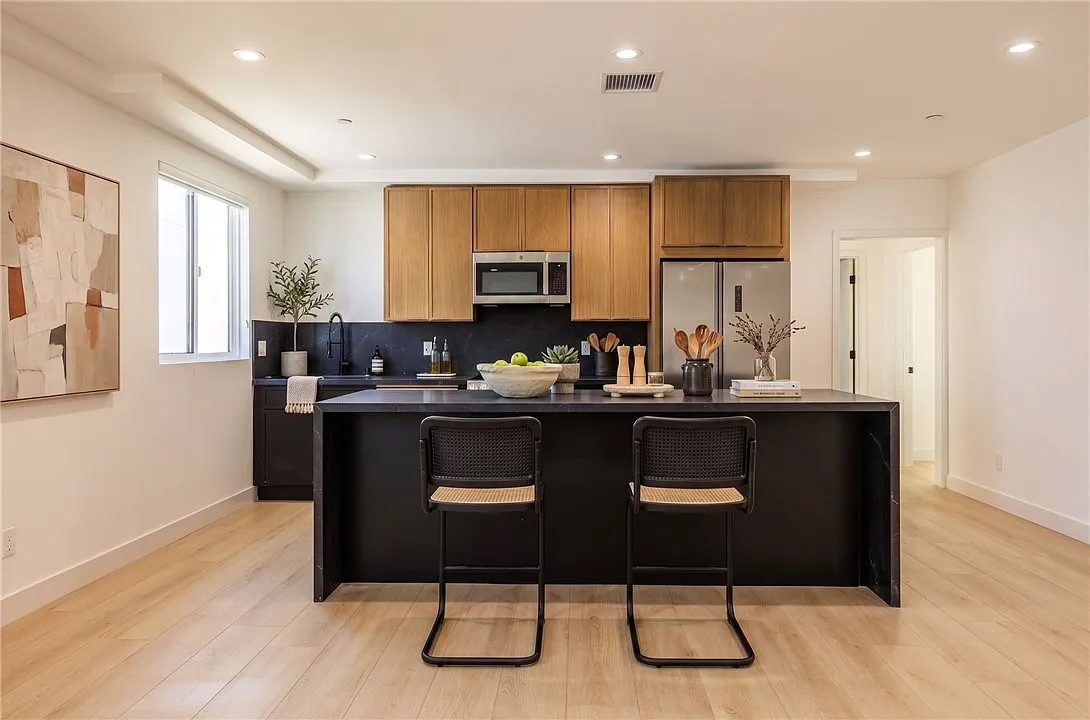 4 bed, 1972 sqft, $5,495 — Photo 4