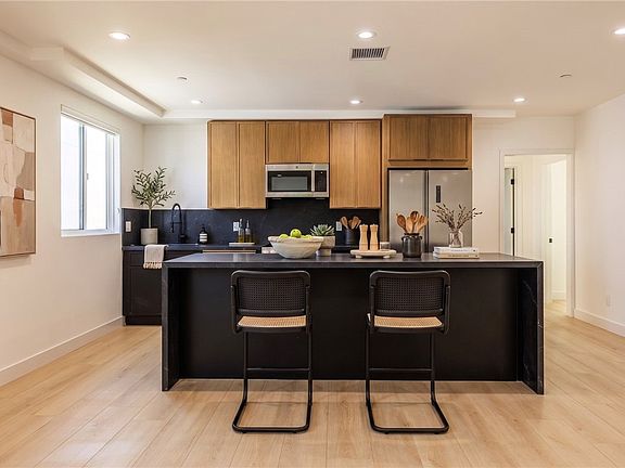4th image of 1021 S Citrus Ave #4.5