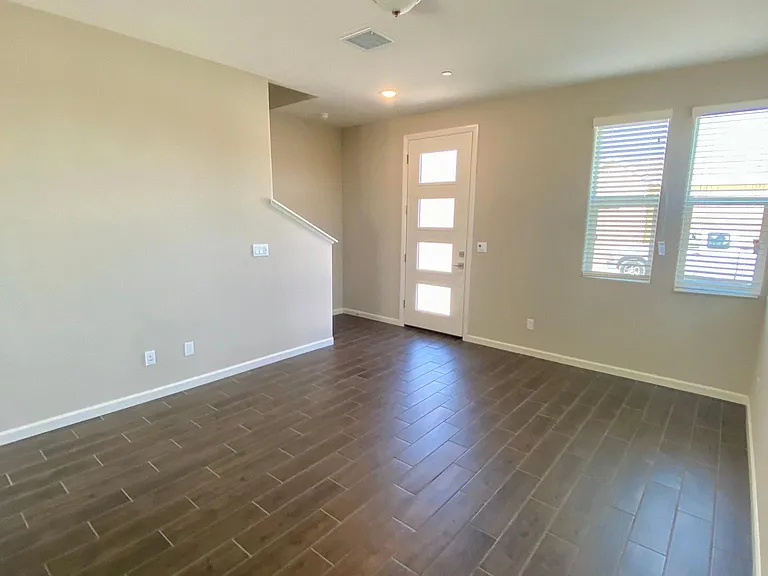 1102 Royalty Way W — Photo 3