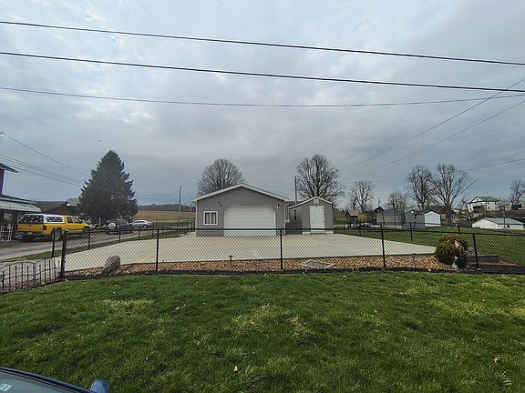 3rd image of 3959 Maple St