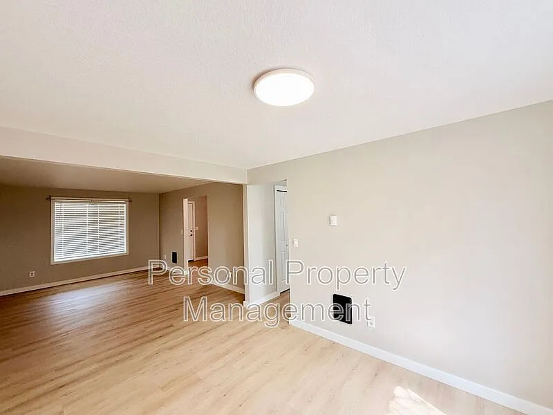 4 bed, 2.5 bath, 2016 sqft, $2,795 — Photo 4