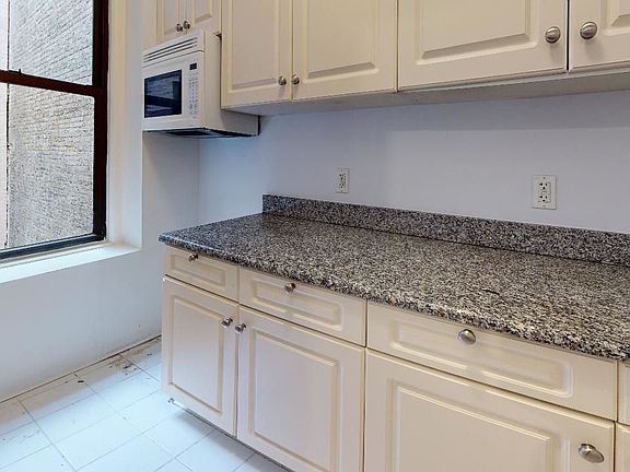 4th image of 78 W 11th St #11B