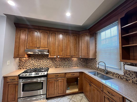5th image of 272 Dwight St
