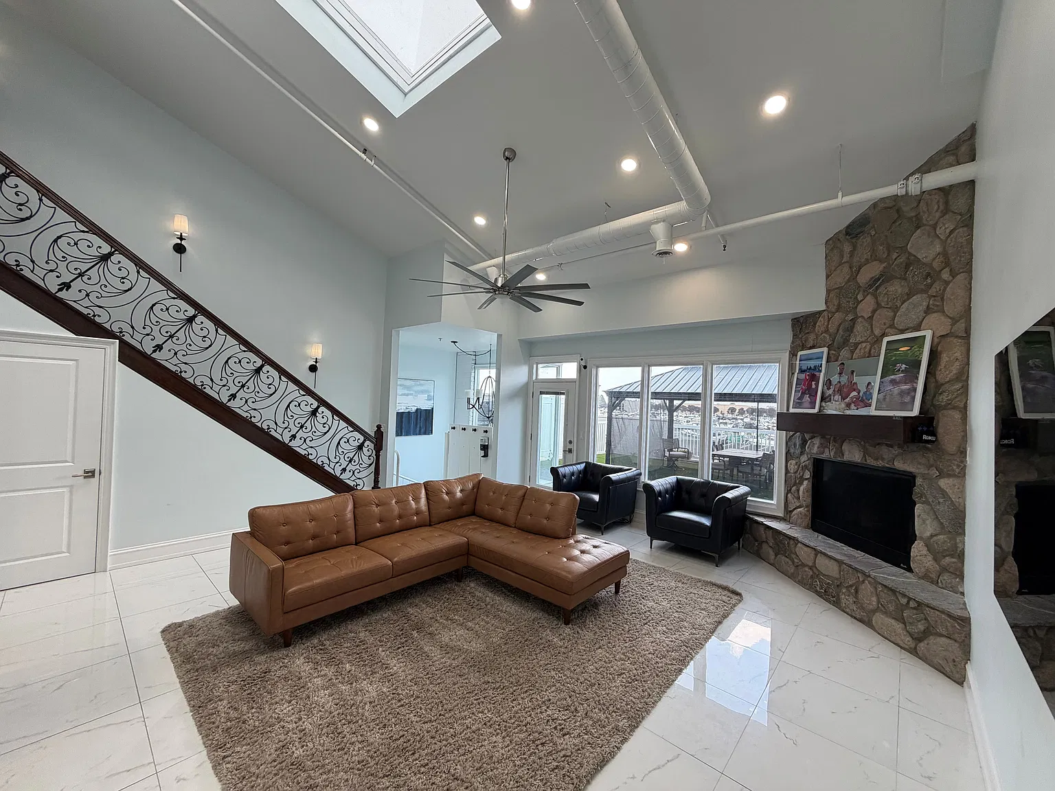 2 bed, 3.5 bath, 1562 sqft, $3,500 — Photo 2