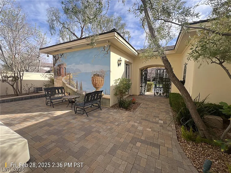 9304 Fontainbleu Dr — Photo 2