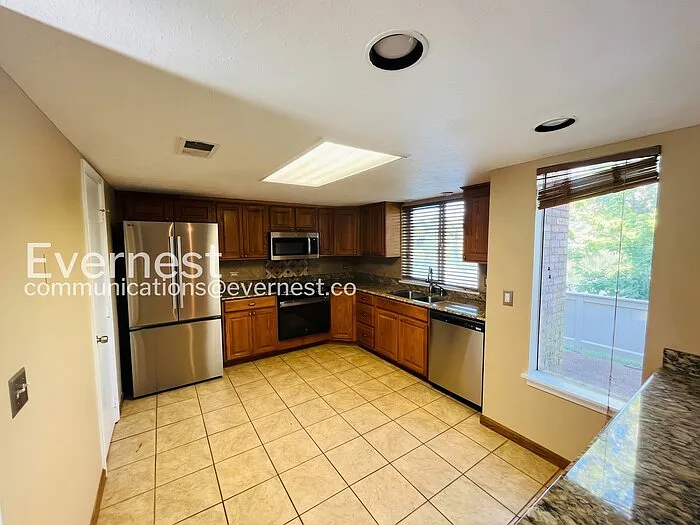3 bed, 2.5 bath, 1642 sqft, $2,100 — Photo 4