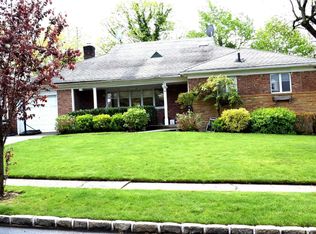 18 Radnor Rd, Great Neck, NY 11023