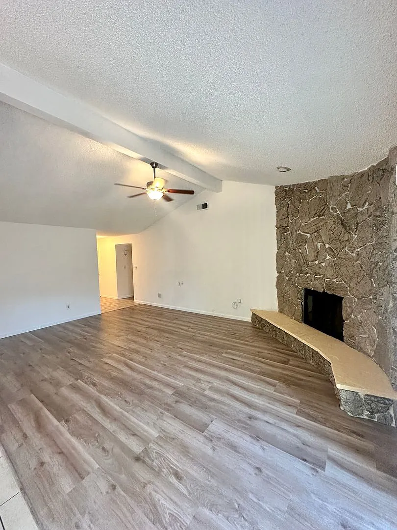 Adorable 2/2 Home! Beautiful Upgrades!! *Please Read Entire Ad For Viewings* — Photo 3