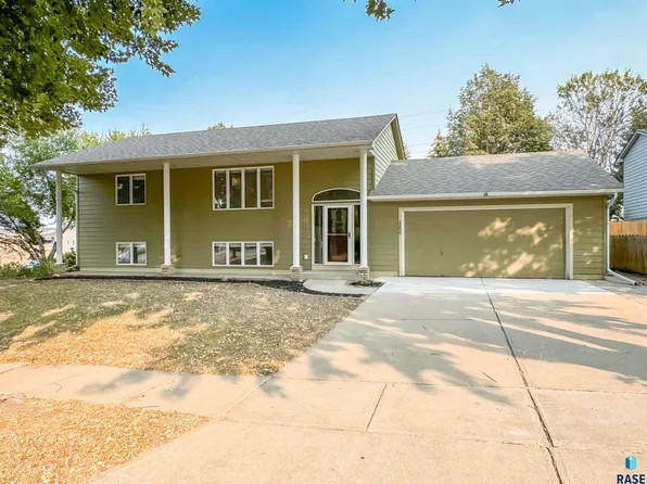 1200 S Sunny View Dr, Sioux Falls, SD 57110