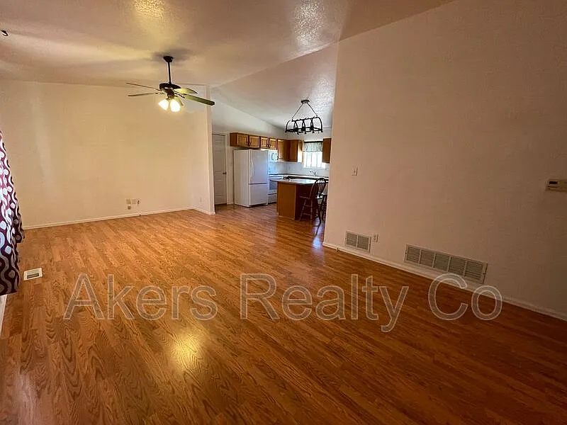 3 bed, 1.0 bath, 987 sqft, $1,550 — Photo 2