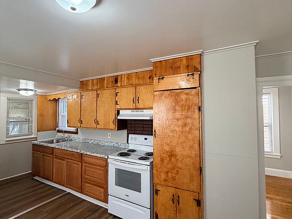4th image of 202 Hallock Ave
