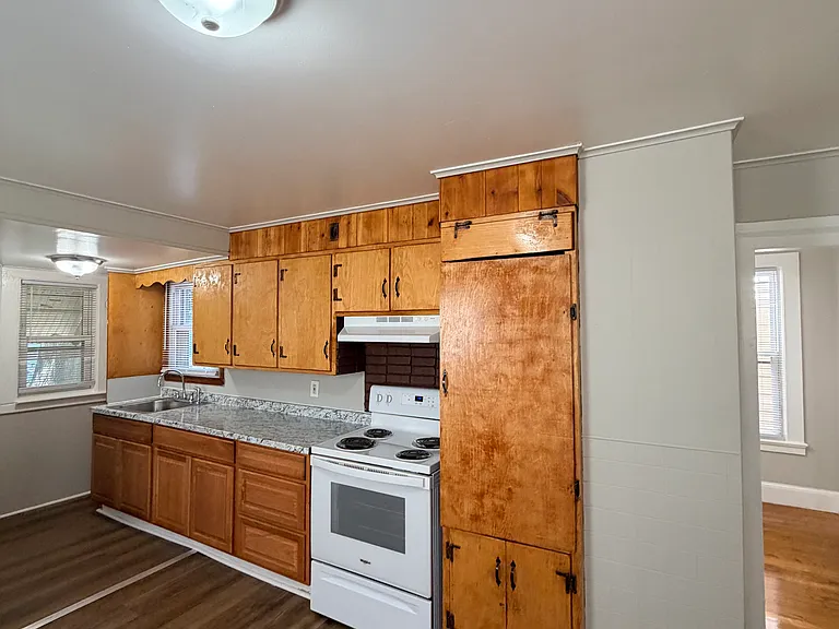 202 Hallock Ave — Photo 4