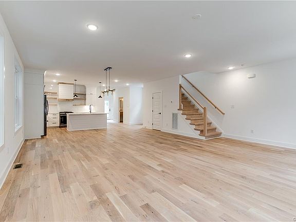 4th image of 3503 E Clay St