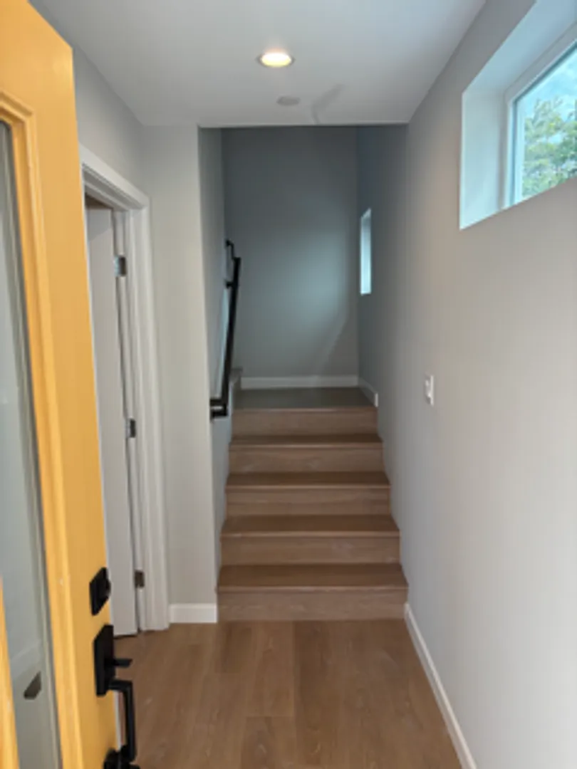 Updated 3 story townhouse apartment — Photo 4