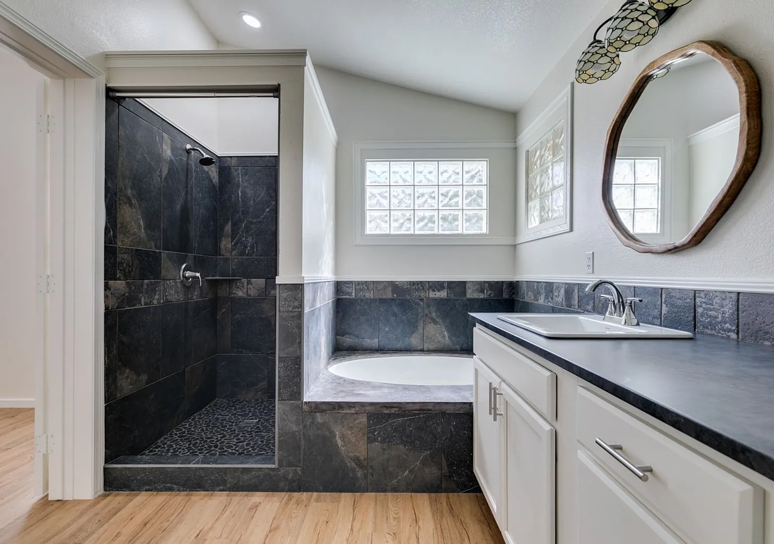 Amazing 4-bedroom, 2-bath — Photo 4