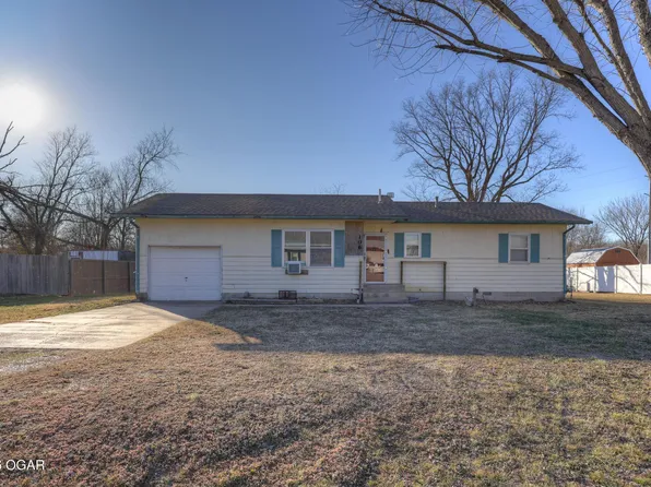 106 Greenfield Cir, Seneca, MO 64865