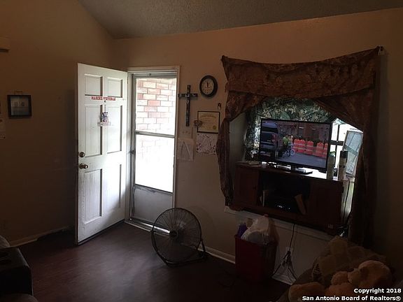 3rd image of 611 SAN PATRICIO ST
