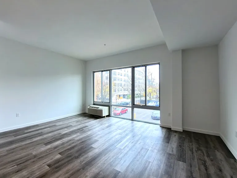 100 Evergreen Pl #4C — Photo 2
