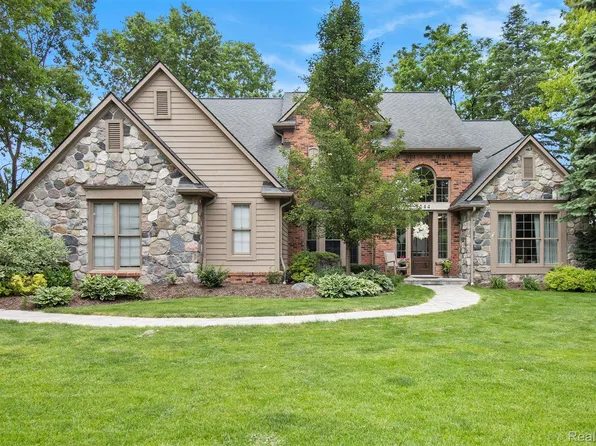 9244 Lake Ridge Dr, Clarkston, MI 48348