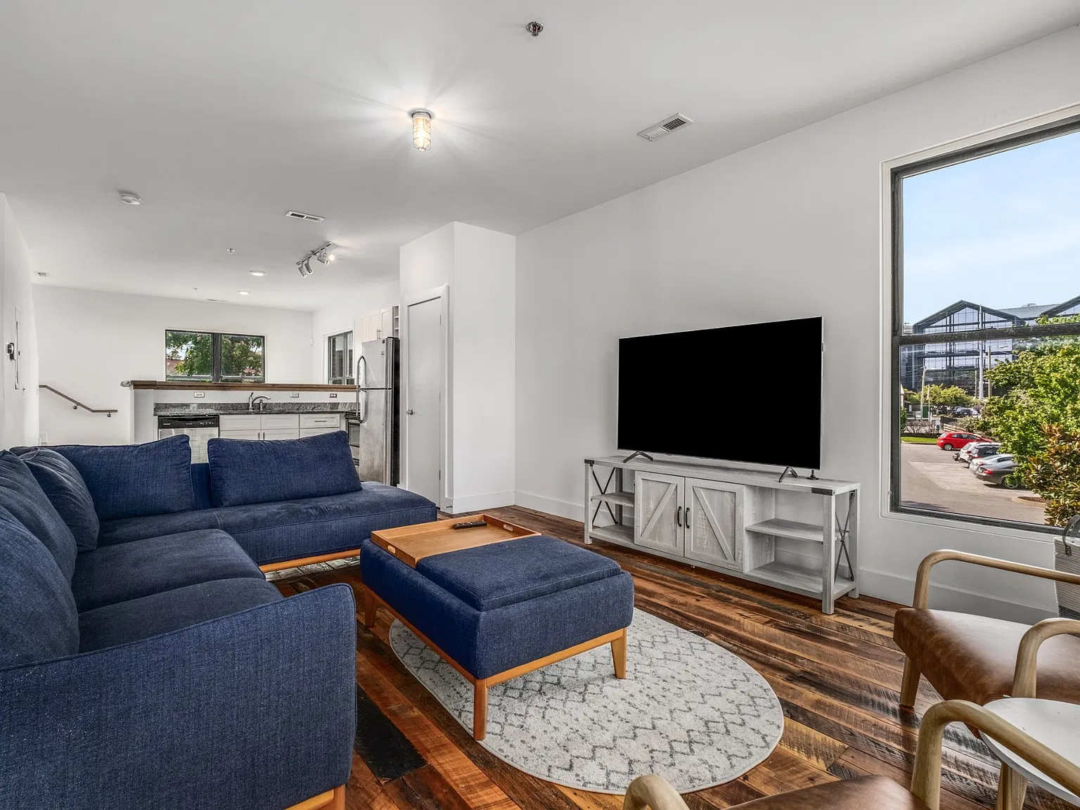 2 bed, 2.0 bath, 1318 sqft, $2,500 — Photo 2