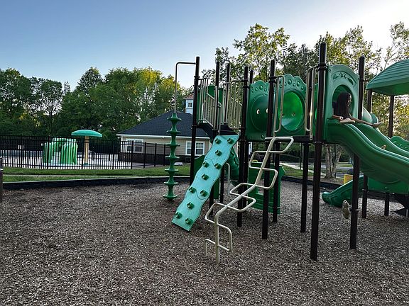 2nd image of 9903 Southampton Commons Dr