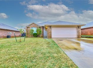 4226 Syracuse St, Moore, OK 73160