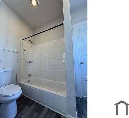 470 W 47th Pl — Photo 7