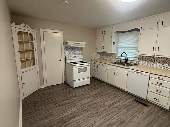 3rd image of 906 W Academy Ave