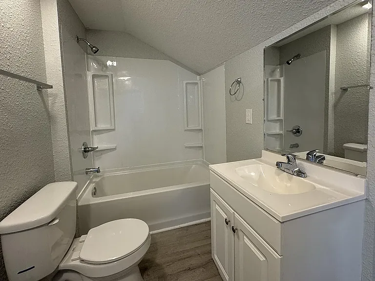 1132 W Division St #B — Photo 6