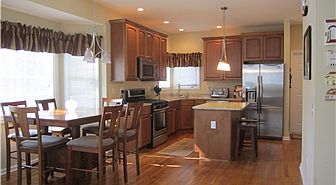 New upgraded eat-in kitchen