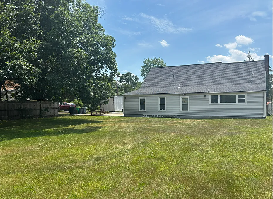 5 bed, 2.5 bath, 2168 sqft, $3,000 — Photo 2