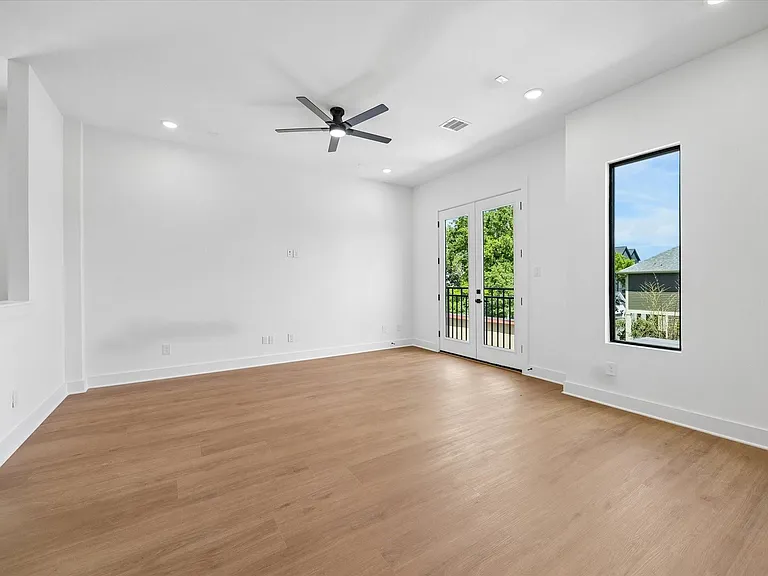 1325 W 22nd St — Photo 13