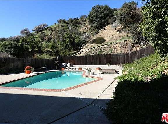 4th image of 3173 N Beachwood Dr