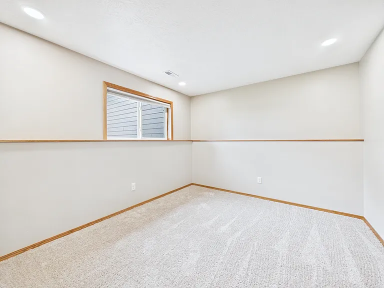 2505 N Vincent Ave — Photo 25