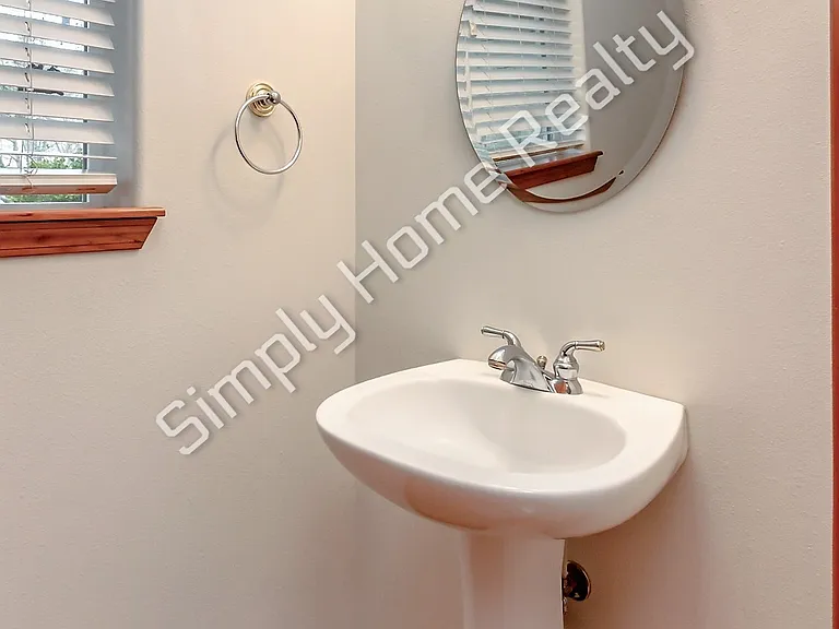 4100 Campus Green Dr NE — Photo 15