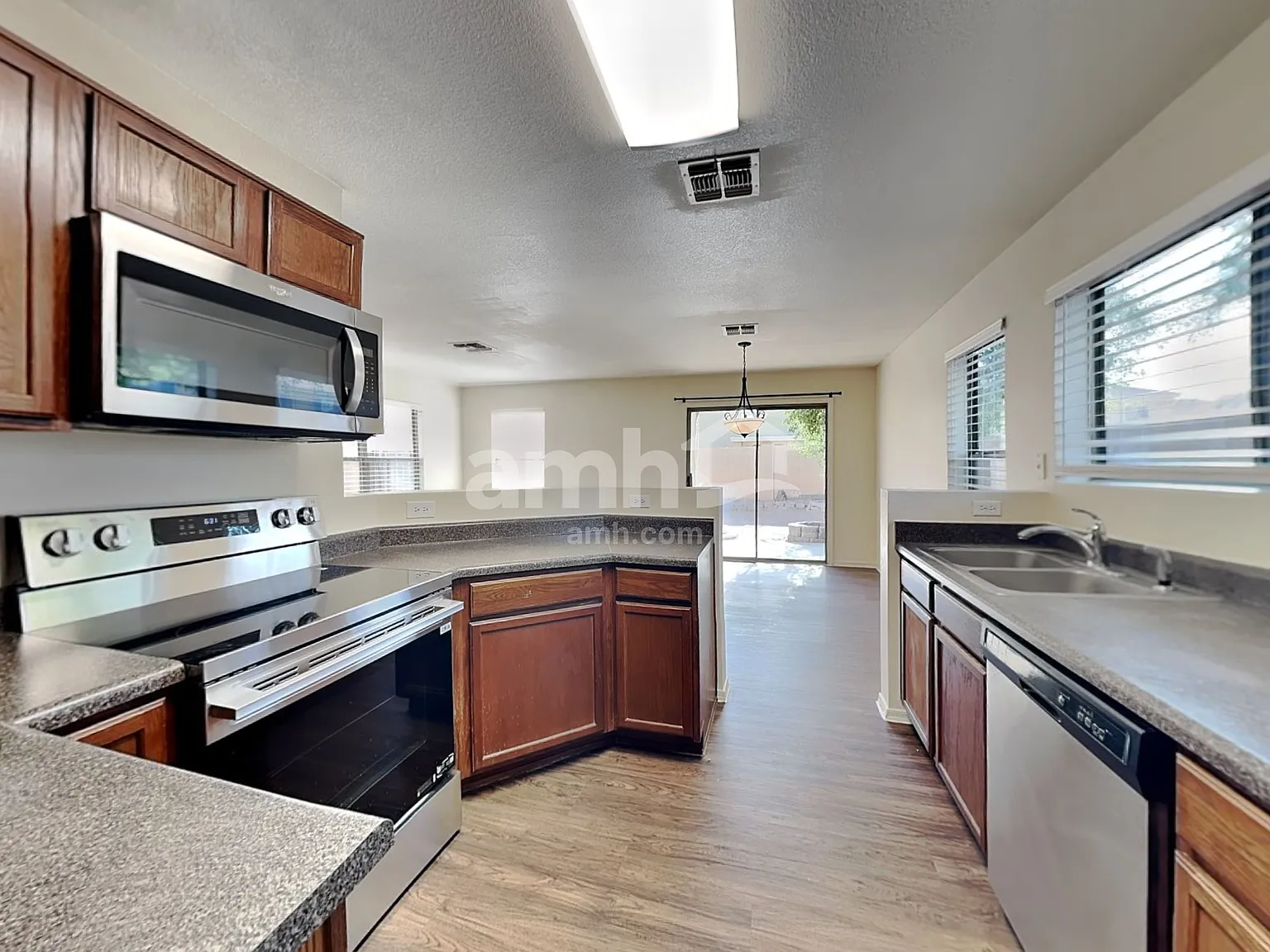 3 bed, 2.5 bath, 1401 sqft, $1,790 — Photo 4