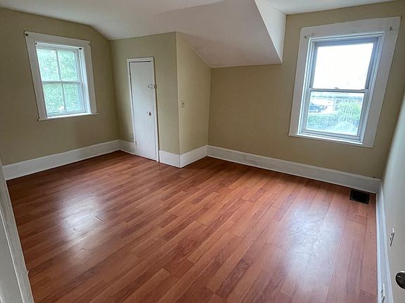 3rd image of 118 Lindsay St S