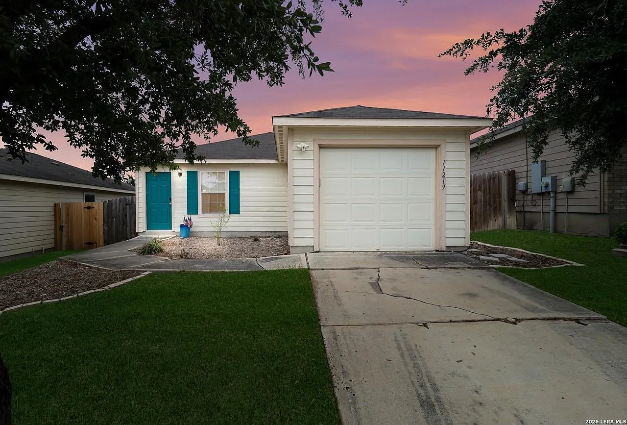2 bed, 1.5 bath, 851 sqft, $1,050 — Photo 1