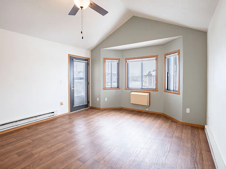 Fargo, ND Somerset Apartments | 22A | Living