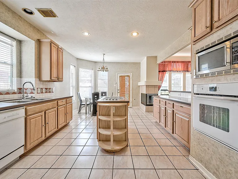 6806 Rhodes Ct — Photo 16