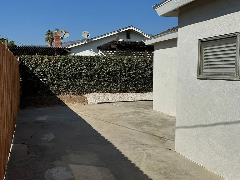 2105 E Petunia St — Photo 27
