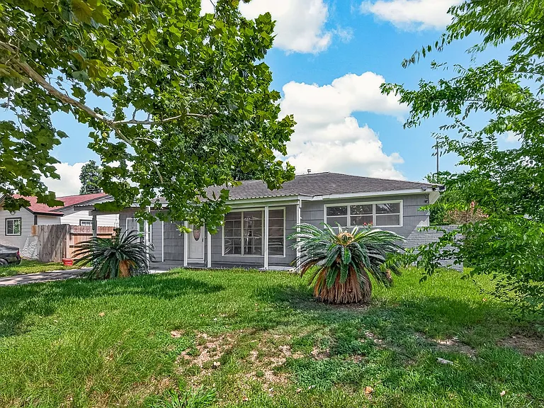 10601 Ambursen St — Photo 3