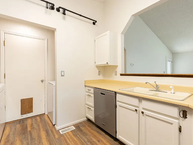 1610 Ervine Ave — Photo 8