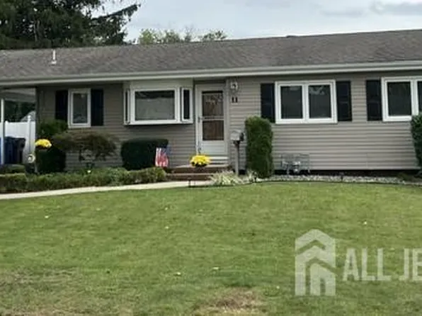 11 Brown Ct, Parlin, NJ 08859