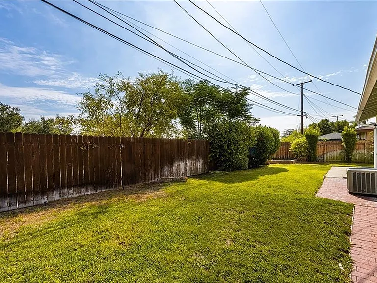 1702 Venice Ave — Photo 15