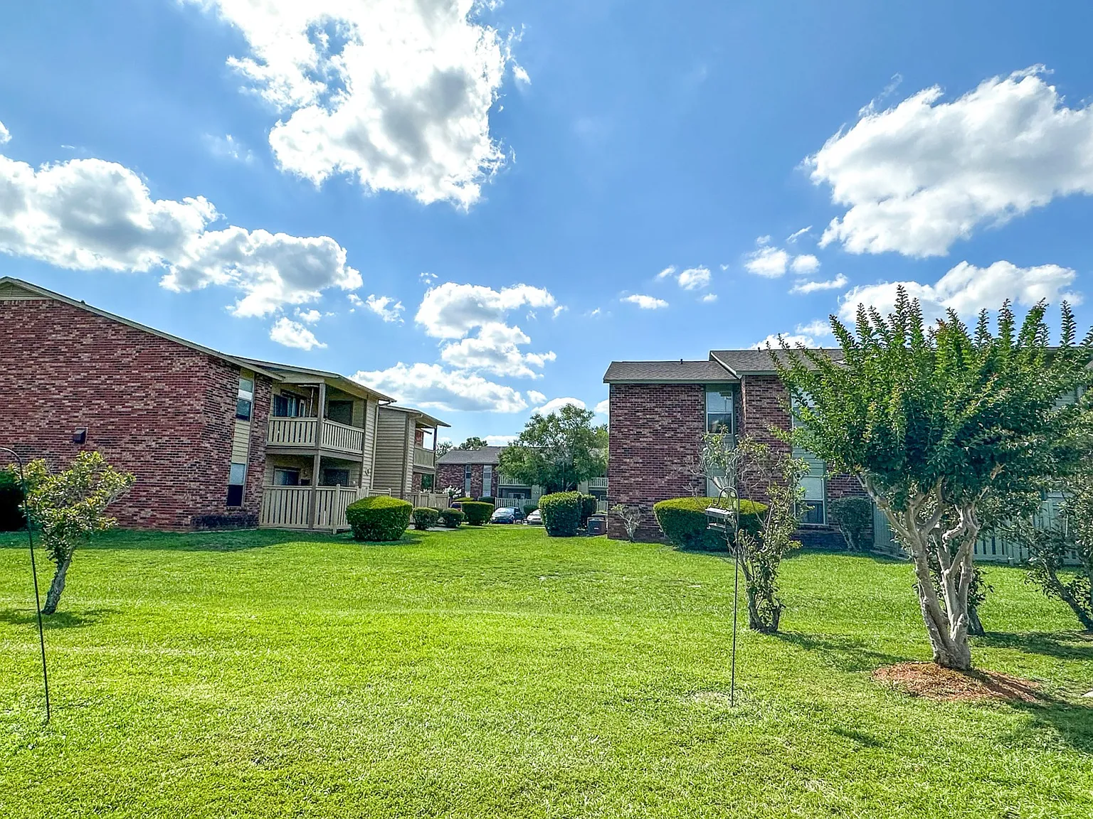Pines on the Bay Apartments — Photo 1