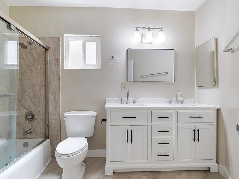 1690 E Hillcrest Dr — Photo 24