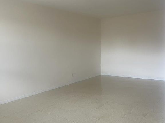 5th image of 2038 Blackrock Ave #4E