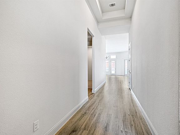 4th image of 521 Carriage Hill Rd