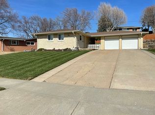 8468 Browne St, Omaha, NE 68134
